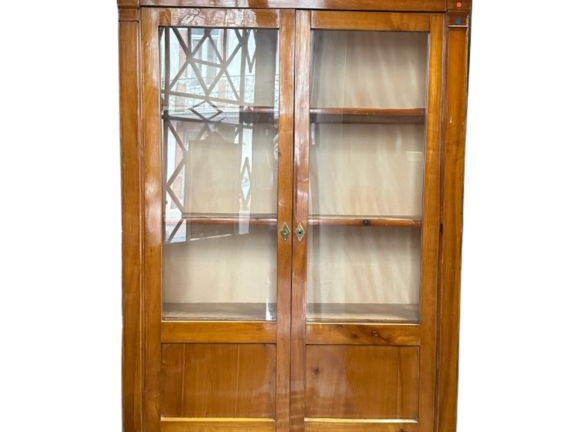 Bibliothèque de style Empire en merisier, ouvrant à deux portes vitrée