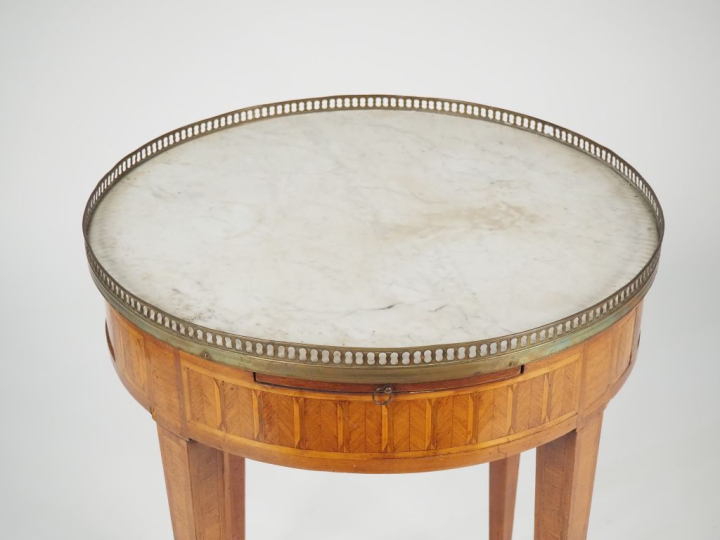 Table bouillotte de style Louis XVI en marqueterie, dessus marbre à ga