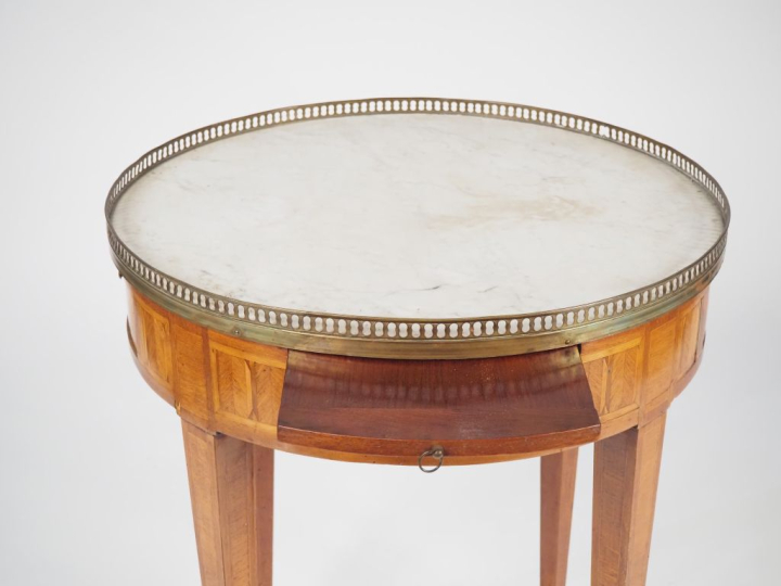 Table bouillotte de style Louis XVI en marqueterie, dessus marbre à ga