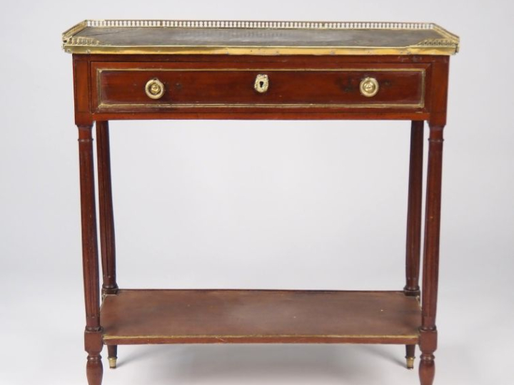 Console Louis XVI en acajou ouvrant à un tiroir en ceinture, dessus ma