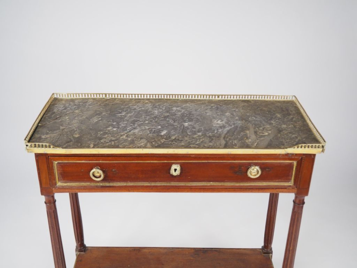 Console Louis XVI en acajou ouvrant à un tiroir en ceinture, dessus ma