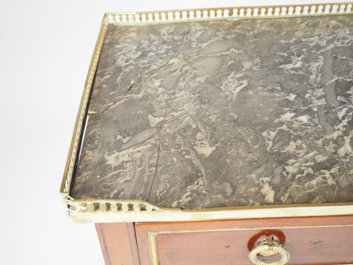 Console Louis XVI en acajou ouvrant à un tiroir en ceinture, dessus ma