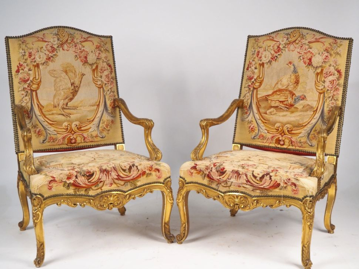 Paire de grands fauteuils de style Louis XIV en bois sculpté et doré, 
