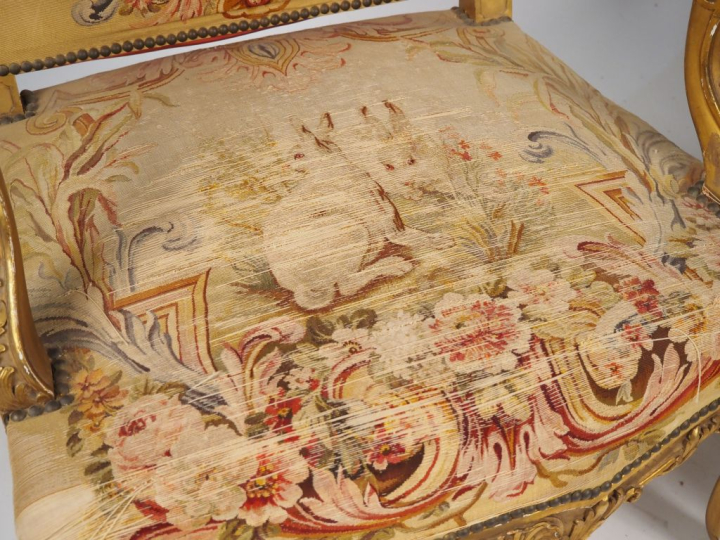 Paire de grands fauteuils de style Louis XIV en bois sculpté et doré, 