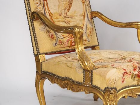 Paire de grands fauteuils de style Louis XIV en bois sculpté et doré, 