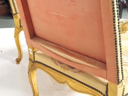 Paire de grands fauteuils de style Louis XIV en bois sculpté et doré, 