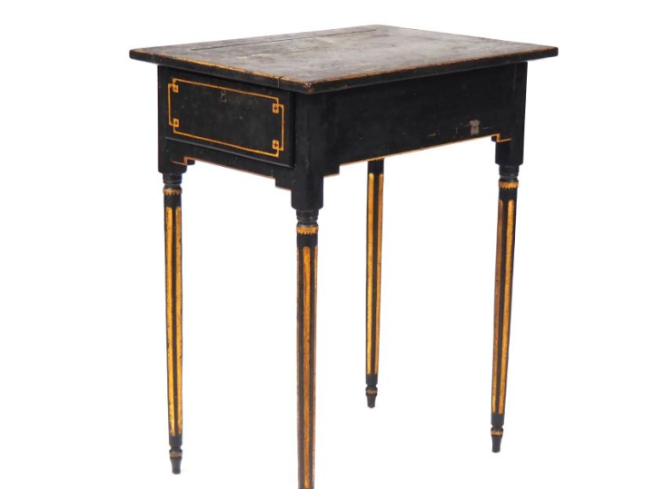 Petite table à écrire de style Louis XVI en bois laqué noir et doré, p