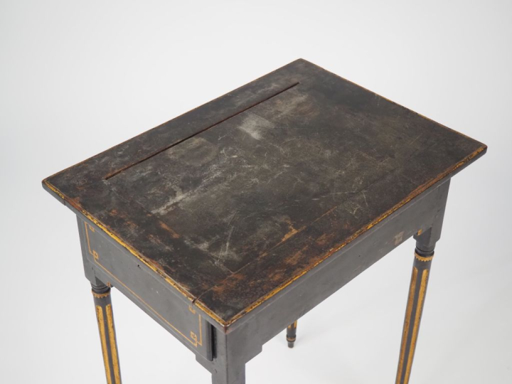 Petite table à écrire de style Louis XVI en bois laqué noir et doré, p