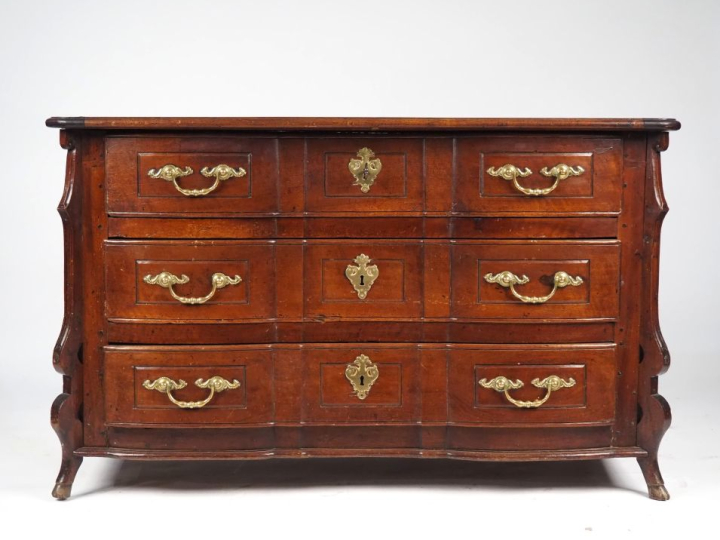 Commode mazarin en noyer XVIIème, façade à arbalète, pieds en sabot de