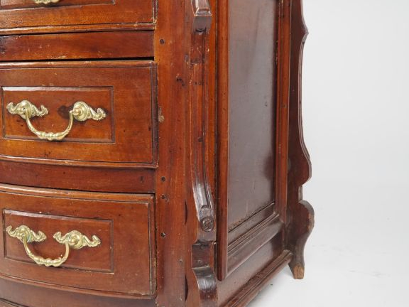 Commode mazarin en noyer XVIIème, façade à arbalète, pieds en sabot de