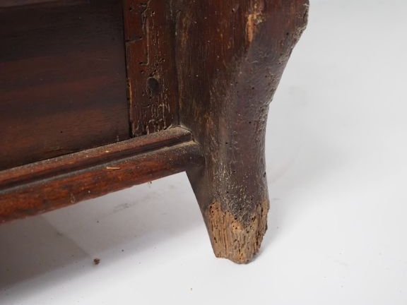 Commode mazarin en noyer XVIIème, façade à arbalète, pieds en sabot de