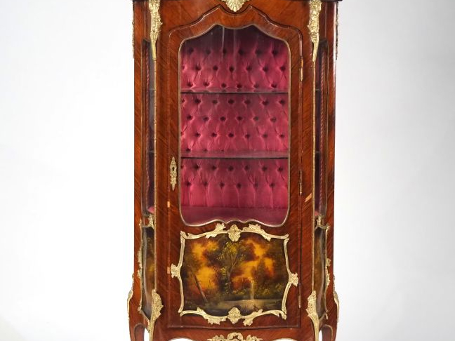 Vitrine de style Louis XV en vernis martin décor de paysage , riche or