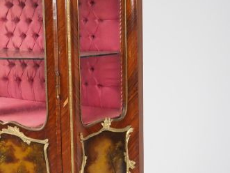 Vitrine de style Louis XV en vernis martin décor de paysage , riche or