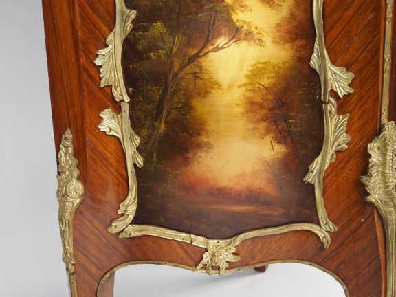 Vitrine de style Louis XV en vernis martin décor de paysage , riche or