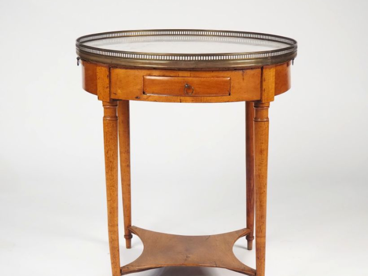 Table bouillotte de style Directoire en bois naturel, dessus marbre bl