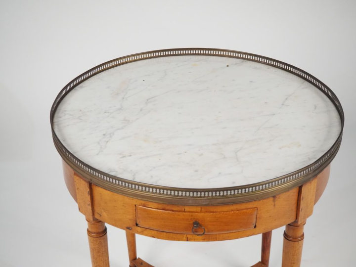 Table bouillotte de style Directoire en bois naturel, dessus marbre bl
