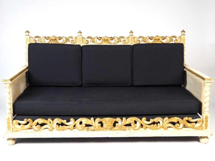 Mobilier de salon canné de style rococo en bois laqué blanc et doré co