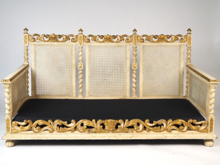 Mobilier de salon canné de style rococo en bois laqué blanc et doré co