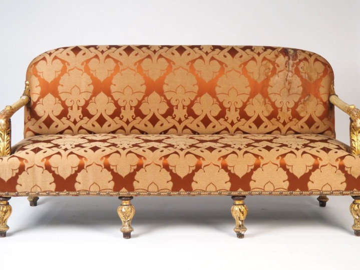 Canapé de style Louis XVI en bois sculpté à décor de feuillage, laqué 
