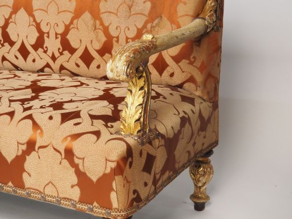 Canapé de style Louis XVI en bois sculpté à décor de feuillage, laqué 