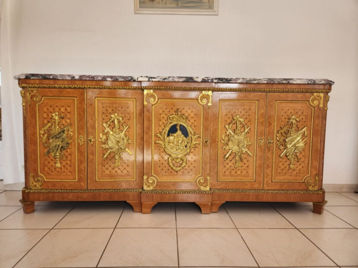 Mobilier de style Louis XVI en marqueterie, très belle ornementation d