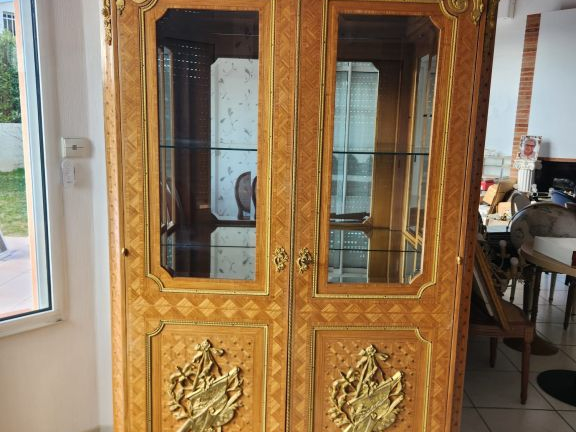 Mobilier de style Louis XVI en marqueterie, très belle ornementation d