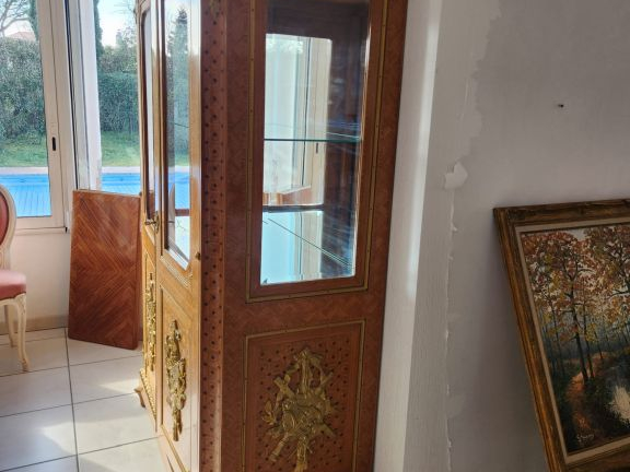 Mobilier de style Louis XVI en marqueterie, très belle ornementation d