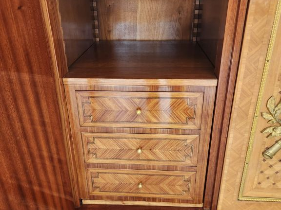 Mobilier de style Louis XVI en marqueterie, très belle ornementation d