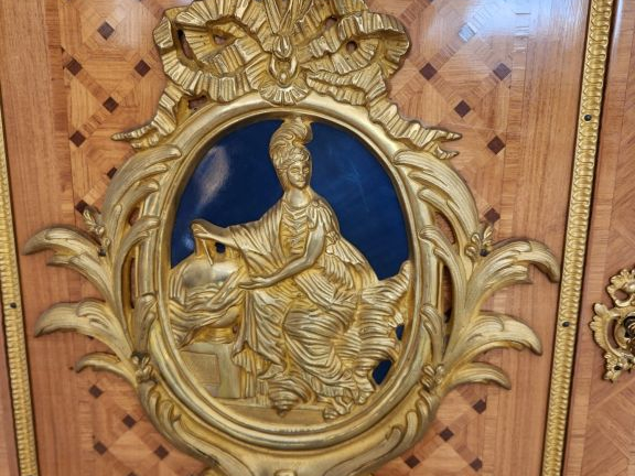 Mobilier de style Louis XVI en marqueterie, très belle ornementation d