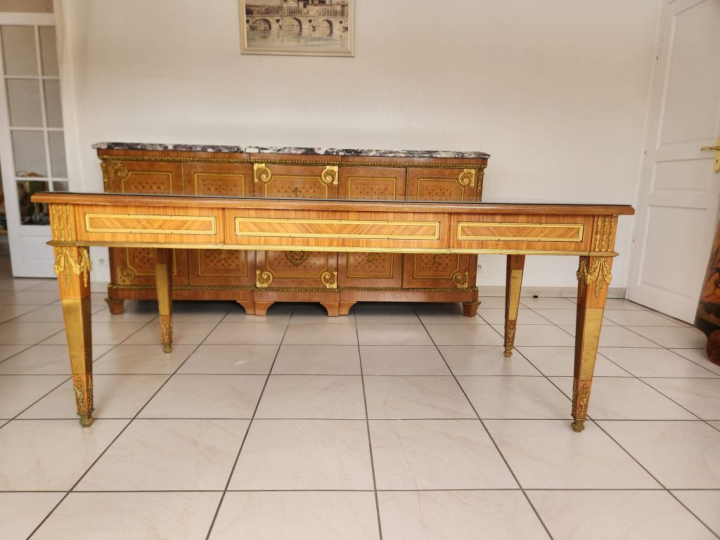 Mobilier de style Louis XVI en marqueterie, très belle ornementation d