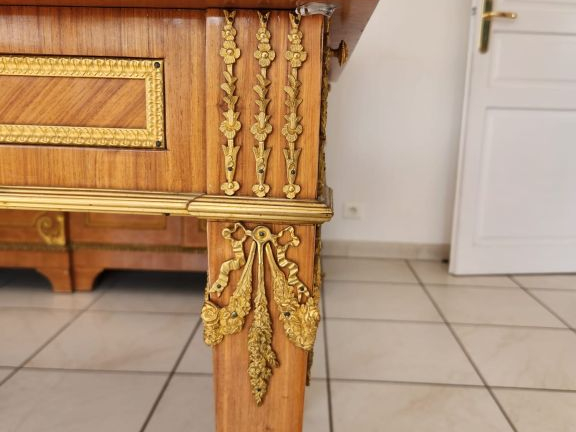 Mobilier de style Louis XVI en marqueterie, très belle ornementation d