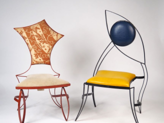 Vente aux enchères Cyrille VARET. Chaise "romance" et chaise "Basic" en fer laqué, garnit