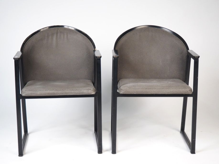 Jouko JARVISALO pour Inno. Paire de fauteuils en bois laqué noir, garn