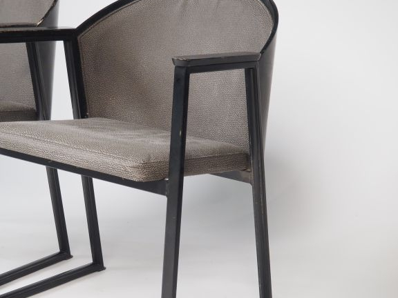 Jouko JARVISALO pour Inno. Paire de fauteuils en bois laqué noir, garn