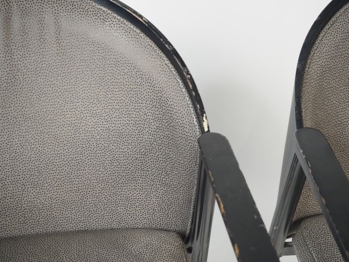 Jouko JARVISALO pour Inno. Paire de fauteuils en bois laqué noir, garn