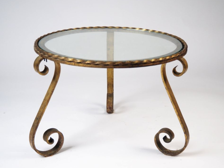 Table basse 1950 en fer forgé doré, piétement tripode en forme de cons