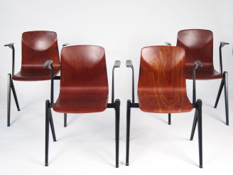 Vente aux enchères PAGHOLZ - PAGWOOD. Suite de 4 chaises en bois teinté et métal laqué no