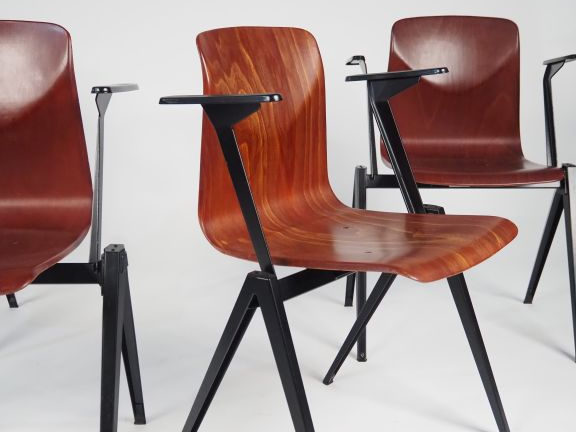 PAGHOLZ - PAGWOOD. Suite de 4 chaises en bois teinté et métal laqué no