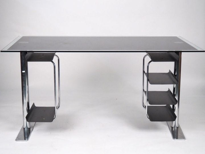 Bureau ministre Design en verre et métal. Dim. 76 x 85 x 150 cm