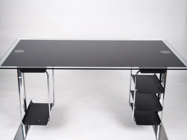 Bureau ministre Design en verre et métal. Dim. 76 x 85 x 150 cm