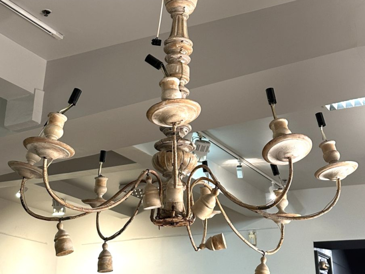 Lustre en métal et bois laqué gris, éclairant à 8 lumières.