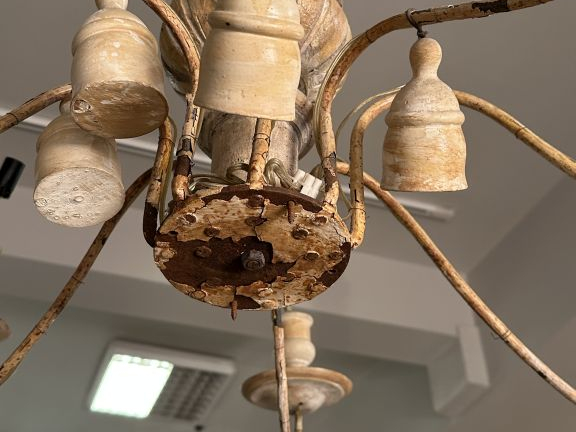 Lustre en métal et bois laqué gris, éclairant à 8 lumières.