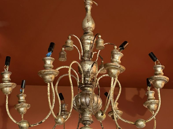 Lustre en métal et bois laqué argenté, éclairant à 8 lumières.