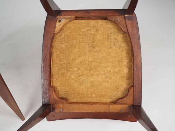 4 fauteuils et une paire de chaises de style 1940, en acajou, garnitur