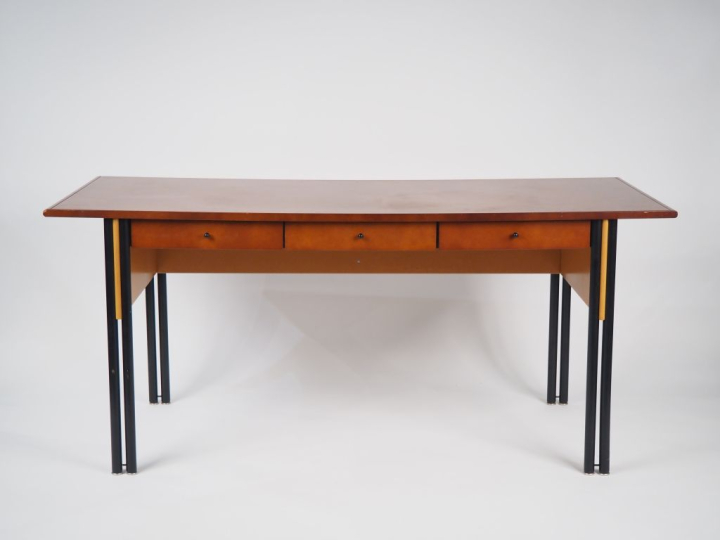 Bureau ministre contemporain en bois laqué tabac, ouvrant à trois tiro