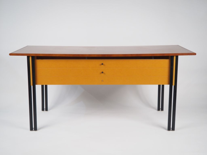 Bureau ministre contemporain en bois laqué tabac, ouvrant à trois tiro