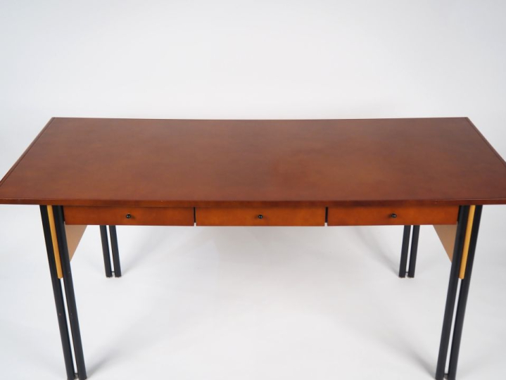 Bureau ministre contemporain en bois laqué tabac, ouvrant à trois tiro