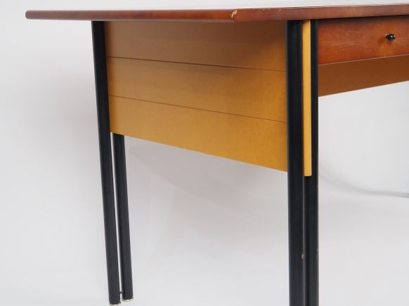 Bureau ministre contemporain en bois laqué tabac, ouvrant à trois tiro