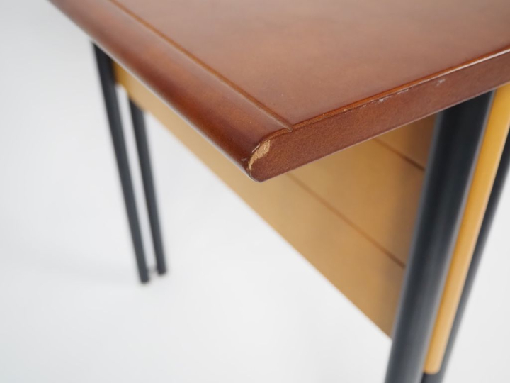 Bureau ministre contemporain en bois laqué tabac, ouvrant à trois tiro