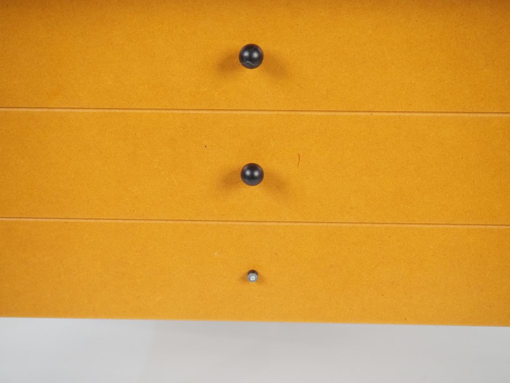 Bureau ministre contemporain en bois laqué tabac, ouvrant à trois tiro